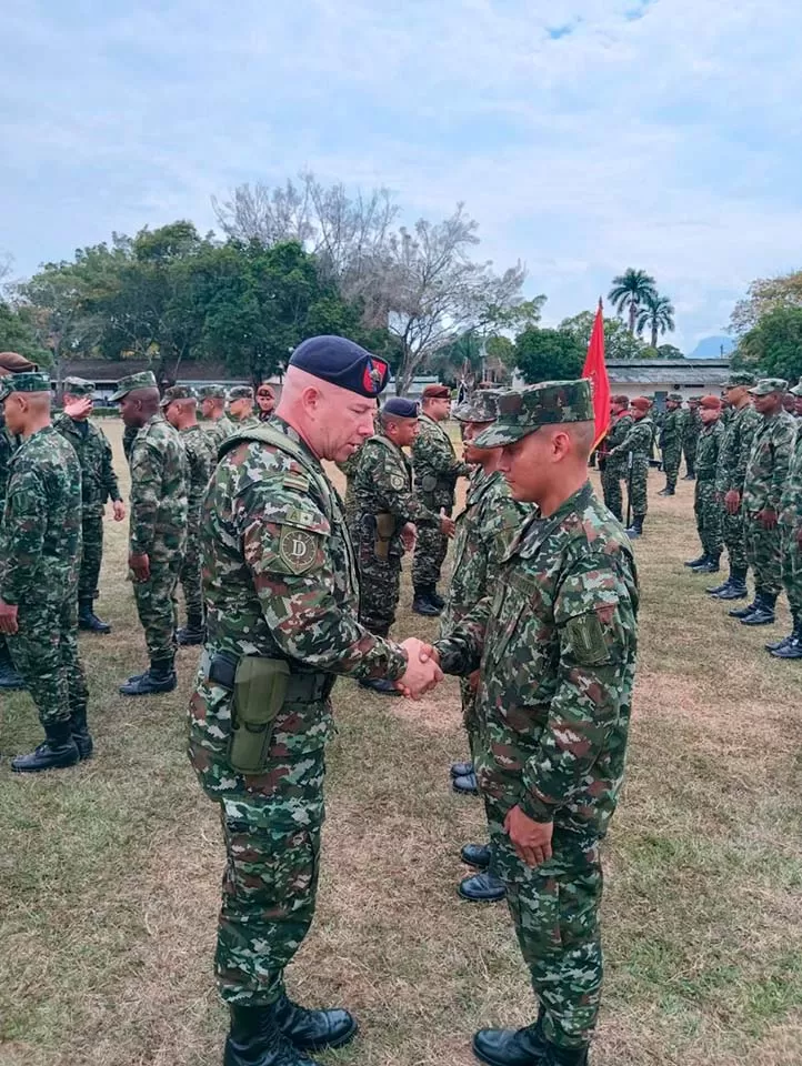 La Escuela De Fuerzas Especiales Entren Exitosamente A Nuevos Comandos