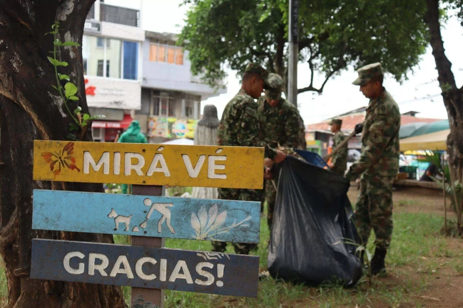 Al son de la orquesta del Ejército, soldados y comerciantes ...