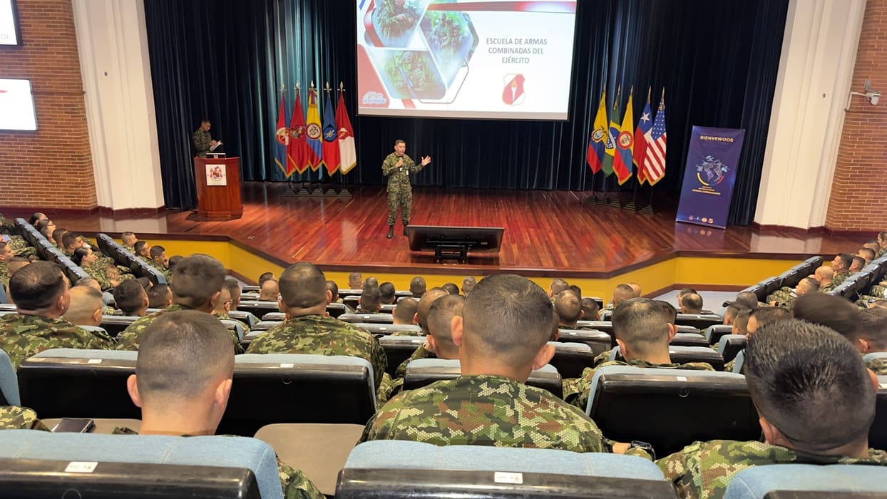 Futuros mayores y capitanes del Ejército Nacional participaron en el XV Seminario Internacional de Armas Combinadas