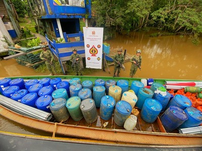 The National Army disrupts illicit economic activities with the seizure of over 2,600 gallons of fuel and 10 tons of cement in Caquetá