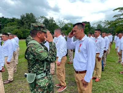 Cuarta División exalta a 156 soldados profesionales después de 20 años de servicio a Colombia