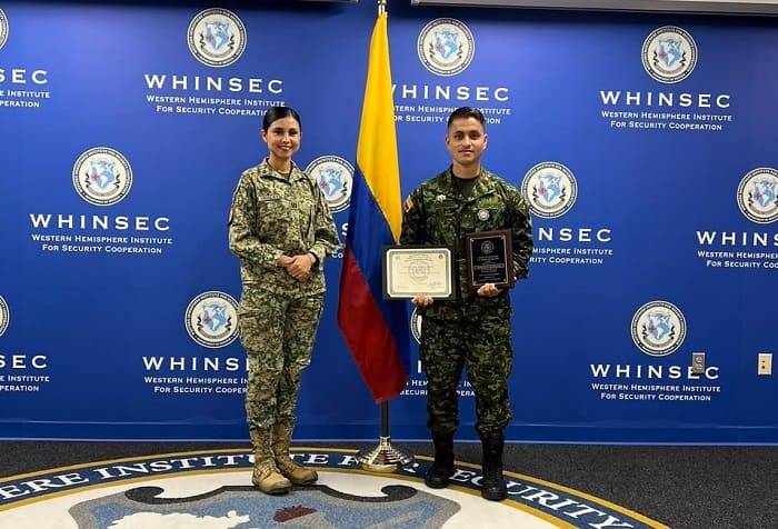 Con cerca de 100 vidas salvadas, el enfermero militar Burbano, del Ejército Nacional, es reconocido como el mejor del curso MEDAC en Estados Unidos
