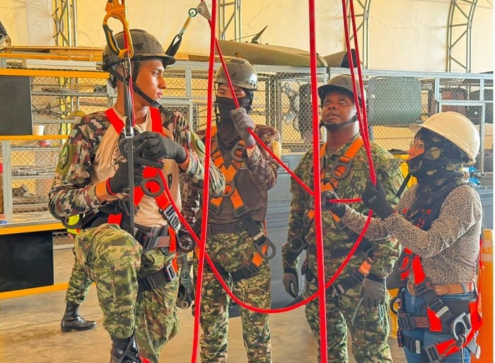 Ejército Nacional fortalece las competencias de su personal en trabajo seguro en alturas