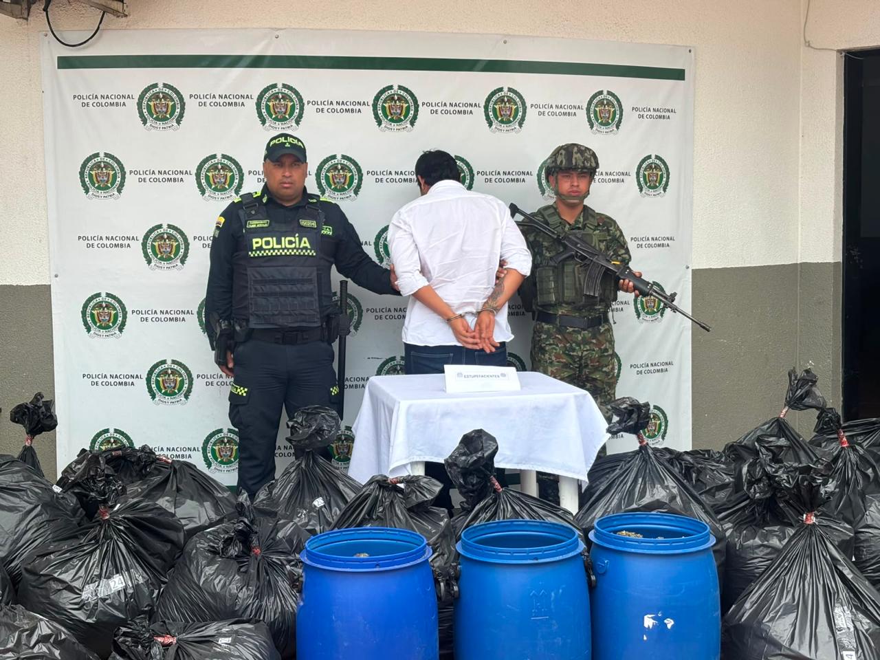 Ejército Nacional captura a un hombre que transportaba cerca de 140 kilogramos de marihuana, en el Quindío