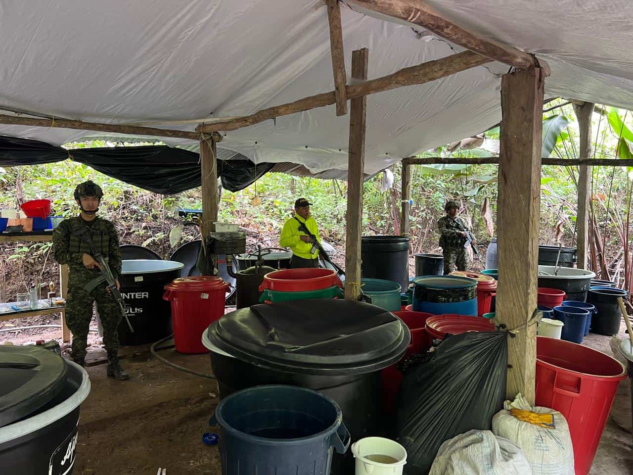 Contundente golpe a las Autodefensas Conquistadoras de la Sierra: millonarias pérdidas y más de 310 kilogramos de cocaína incautados tras la destrucción de un laboratorio en el sur del Cesar
