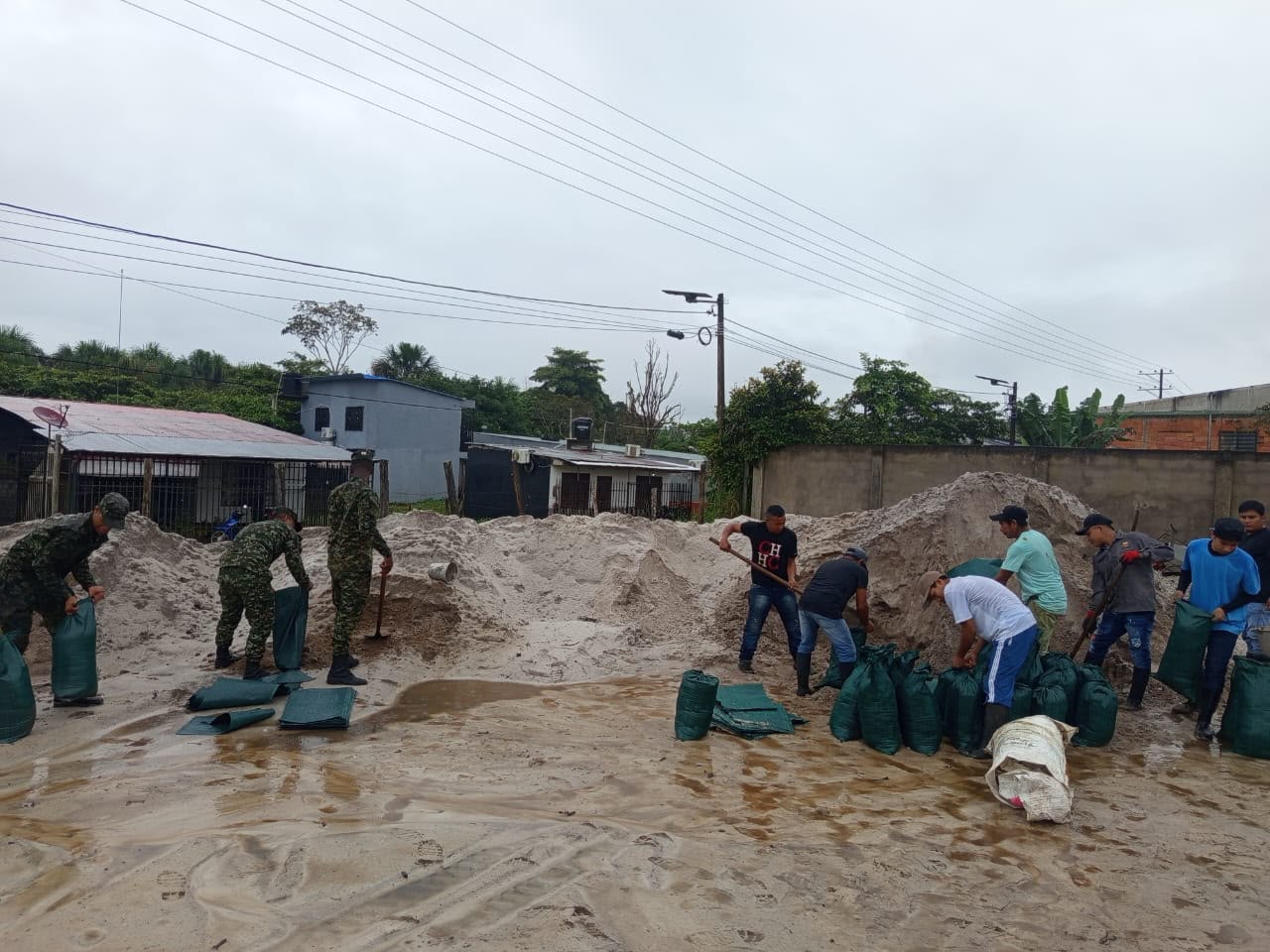 Ejército Nacional apoya a familias afectadas por la temporada de lluvias en Mitú, Vaupés