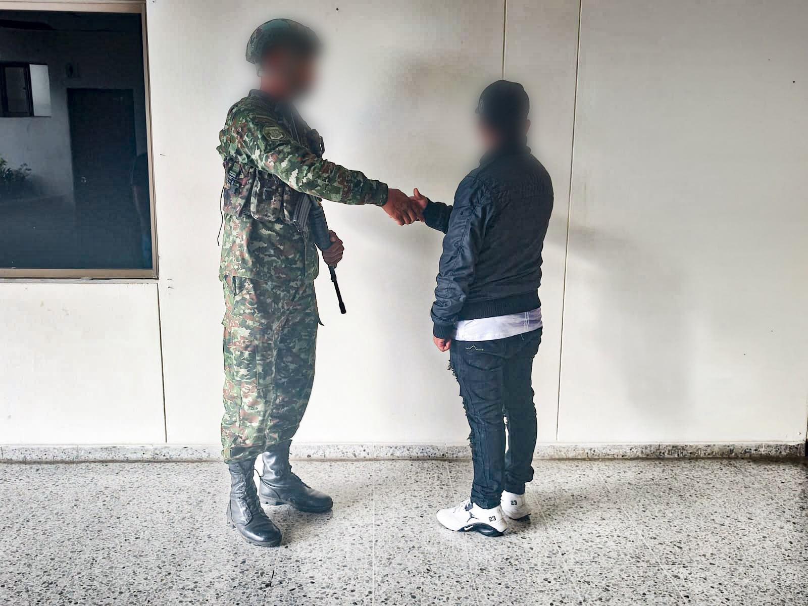 Presión operacional del Ejército Nacional logra el sometimiento de presunto integrante de la Estructura Carlos Patiño
