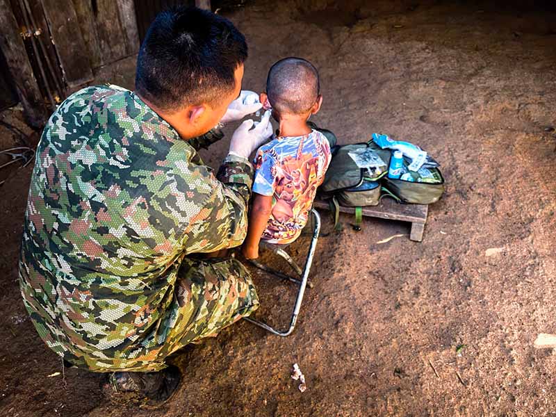 Enfermero militar brindó atención en salud a menor indígena del Vaupés