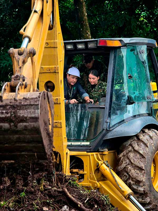Cabo tercero María Sofía Angarita Tovar, primera suboficial del Batallón de Ingenieros N.° 7 en capacitarse en operación de maquinaria amarilla