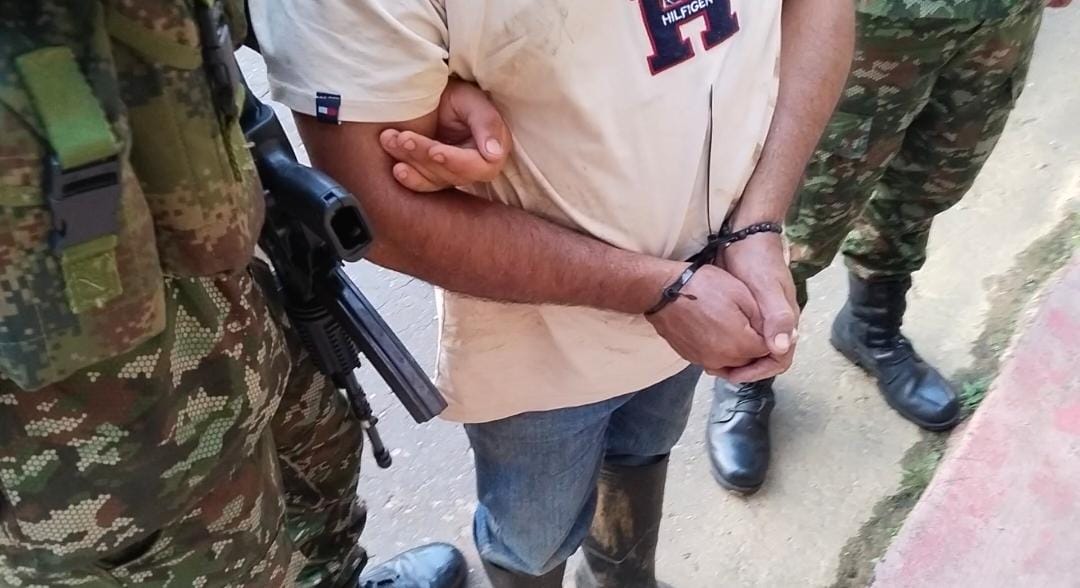 Ejército captura a dos presuntos integrantes de grupo armado ilegal e incauta armas y munición