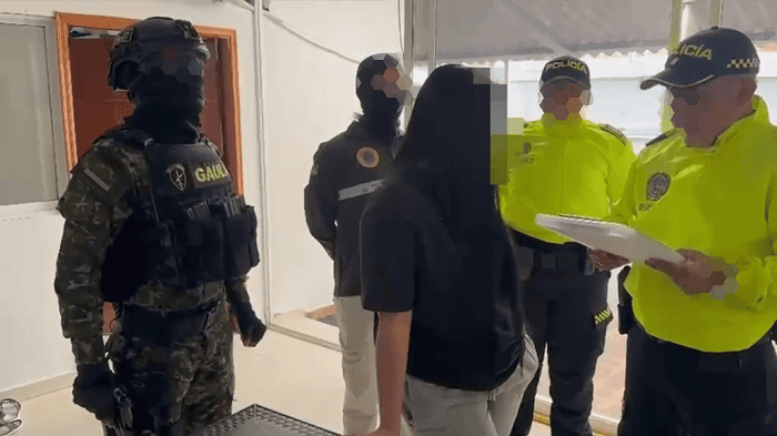 En Santander, Ejército Nacional captura a dos mujeres requeridas por la justicia ecuatoriana, presuntamente vinculadas al entorno de alias Fito